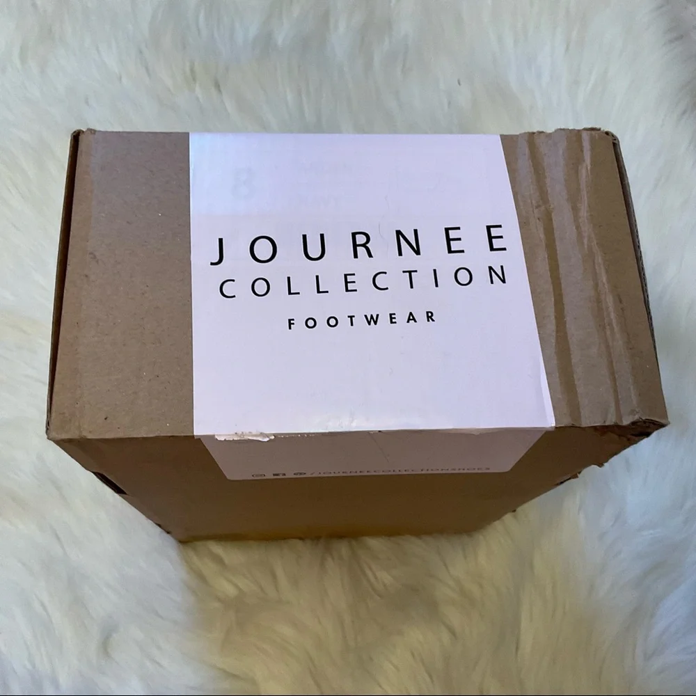 Journee Collection Arden Sneakers - New in Box - Size 8 - White / Navy - Picture 16 of 16